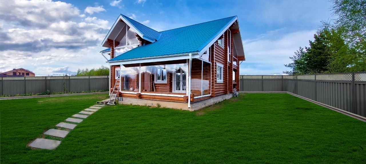 Мягкие окна на веранде загородного дома в Ильинском